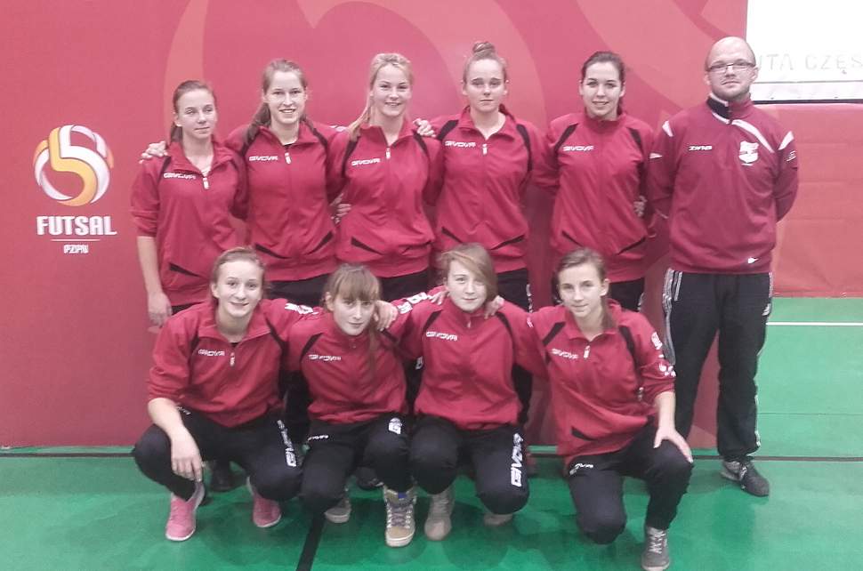 Drużyna dziewcząt UKS Gimnazjum Istebna z trenerem Marcinem Pudalikiem