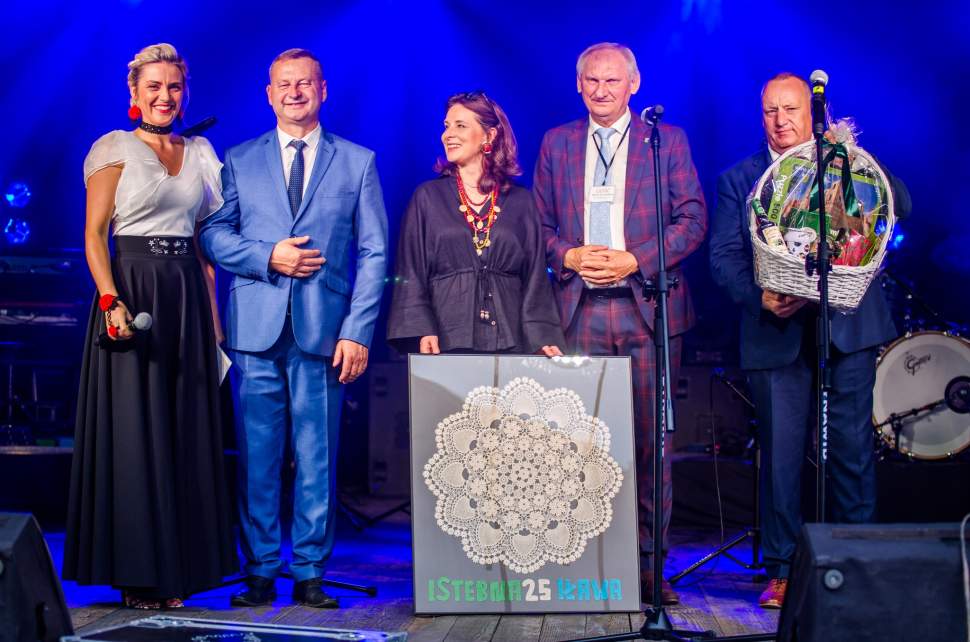 Delegacja z Iławy przyjmuje upominki z okazji 25-lecia współpracy z naszą gminą