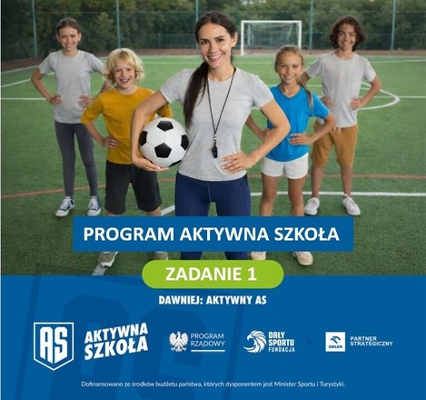 Dzieci na boisku z trenerką, u dołu logotypy programu, źródło: https://aktywnaszkola.pl/