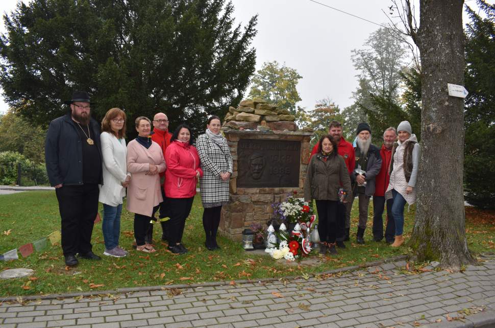 Uczestnicy Rajdu im. J. Kukuczki w Istebnej podczas złożenia kwiatów pod pomnikiem