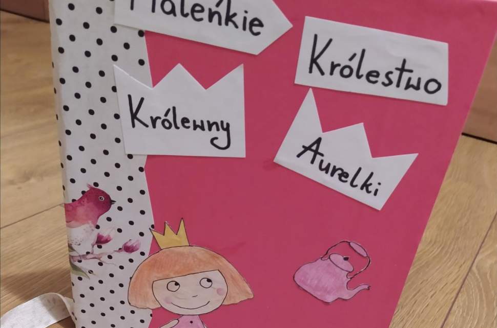 Różowa okładka ksiązki zaprojketowana w konkursie na rozwój czytelnictwa w gminie Istebna