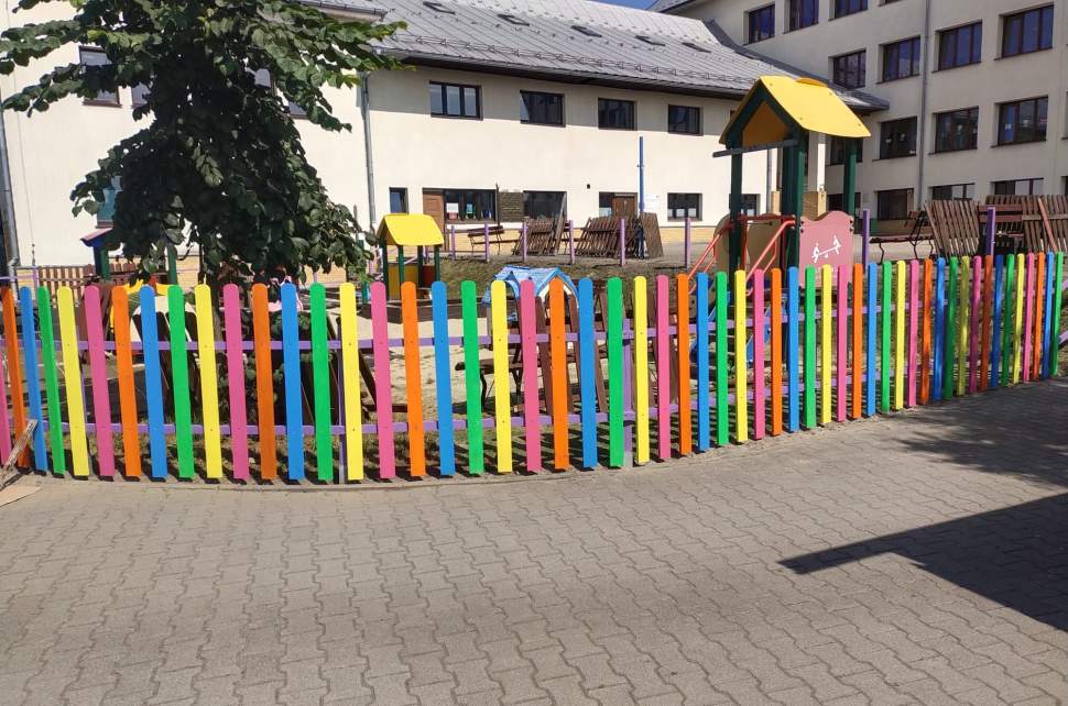 Nowy płot na placu zabaw