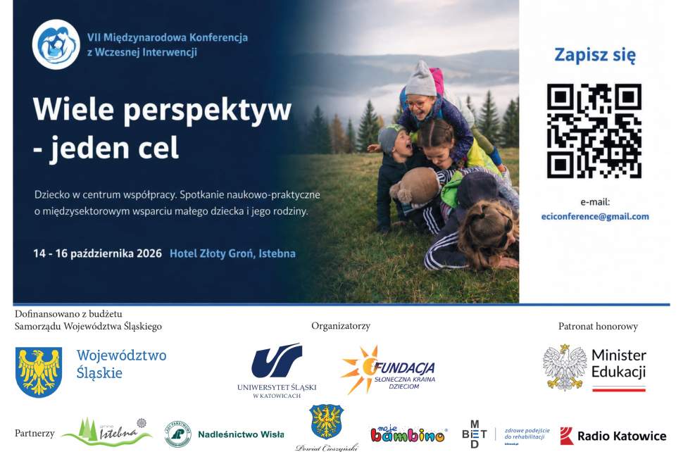 Plakat VII Międzynarodowej Konferencji z Wczesnej Interwencji „Wiele perspektyw – jeden cel”. Zapowiedź wydarzenia 14–16 października 2026 w Istebnej. Na zdjęciu dzieci bawiące się w lesie. Znajdują się tu kod QR, e-mail i logotypy.