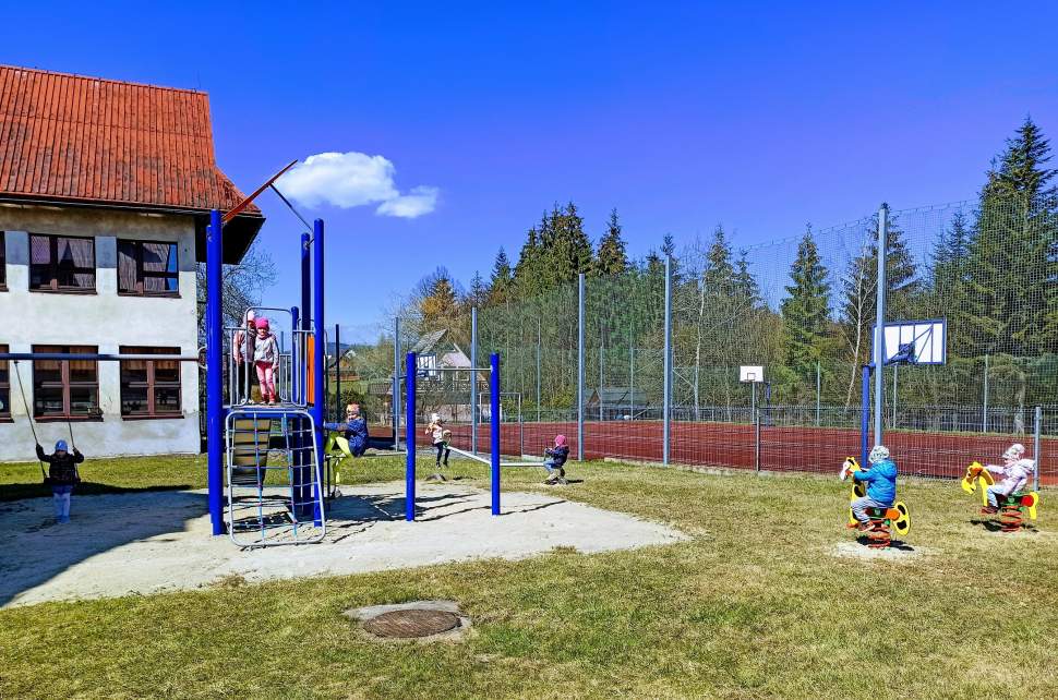 Plac zabaw przy Szkole Podstawowej Istebna Zaolzie