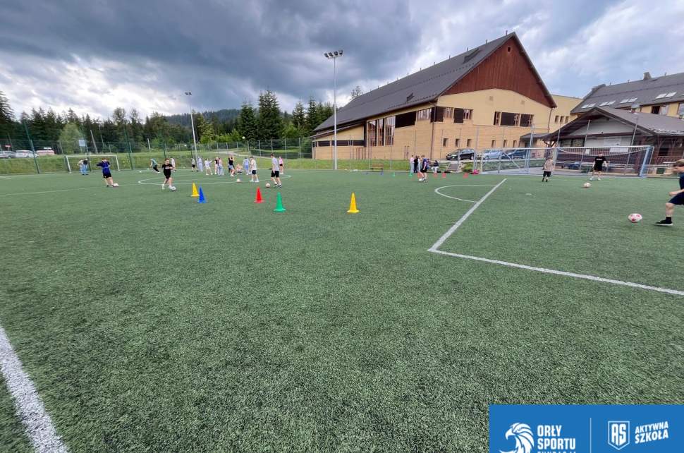 Zajęcia sportowe na boisku przy ZSP w Istebnej w ramach programu Aktywna Szkoła.